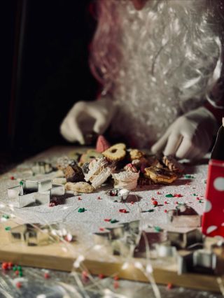 Papá poctivě, kousek po kousku, peče a přijímá poslední objednávky na vánoční cukroví. 🎄🍪 My už máme objednáno… a co ty? 🎅...