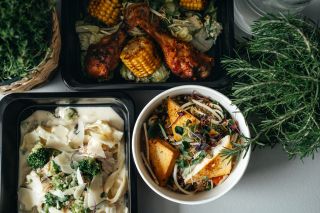 Období chaosu startuje. 🎄📅 Deadliny, večírky, nákupy… ale jídlo? To máme pod kontrolou. Ty řešíš jen svůj kalendář, my...